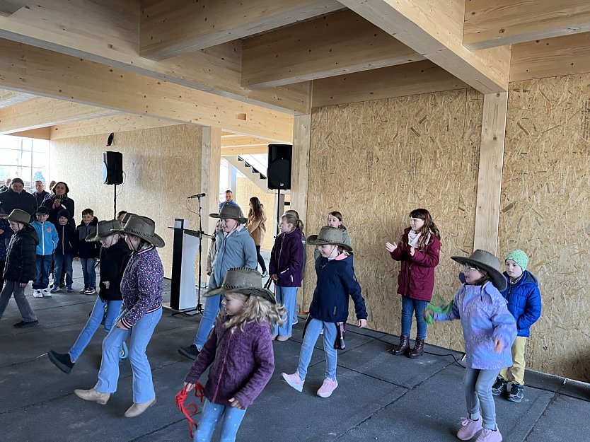 Vorf&uuml;hrung der Sch&uuml;lerinnen und Sch&uuml;ler beim Richtfest  des Neubaus der Kyffh&auml;userland-Grundschule  (Foto: Martin Hellmann (Landratsamt Kyffh&auml;userkreis)