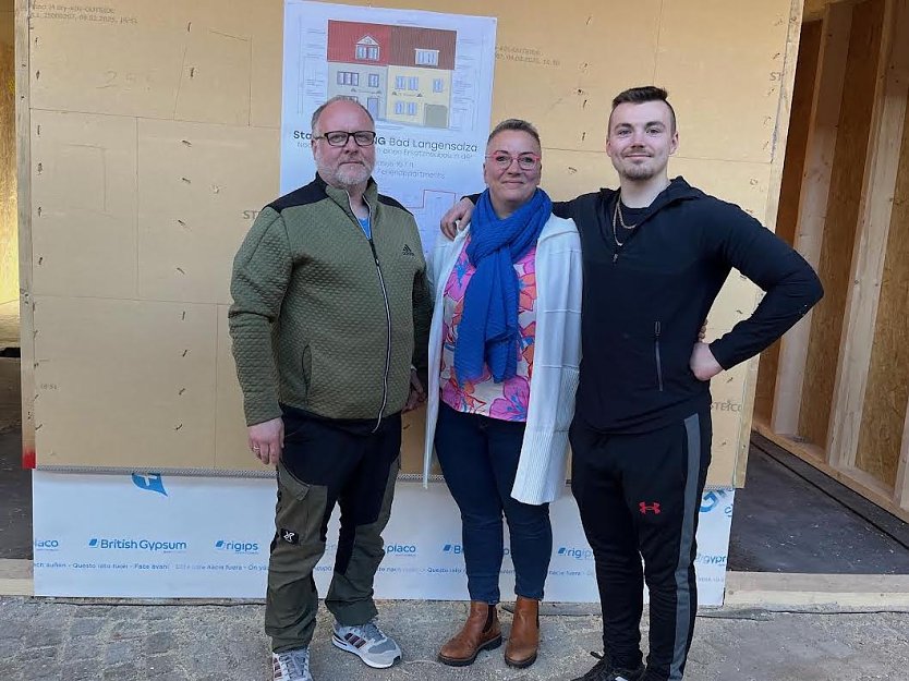 Vater und Sohn nehmen stolz Geburtstagskind Alexandra Anton-Dollhofer in die Mitte (Foto: oas)