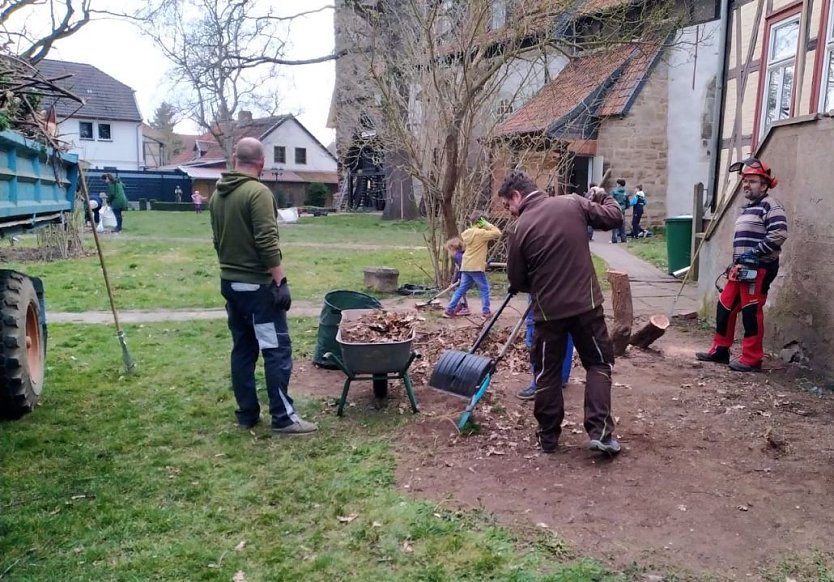 1. Bielscher Fr&uuml;hjahrsputz mit gro&szlig;en und kleinen Helfern  (Foto: M.Hoffmann)