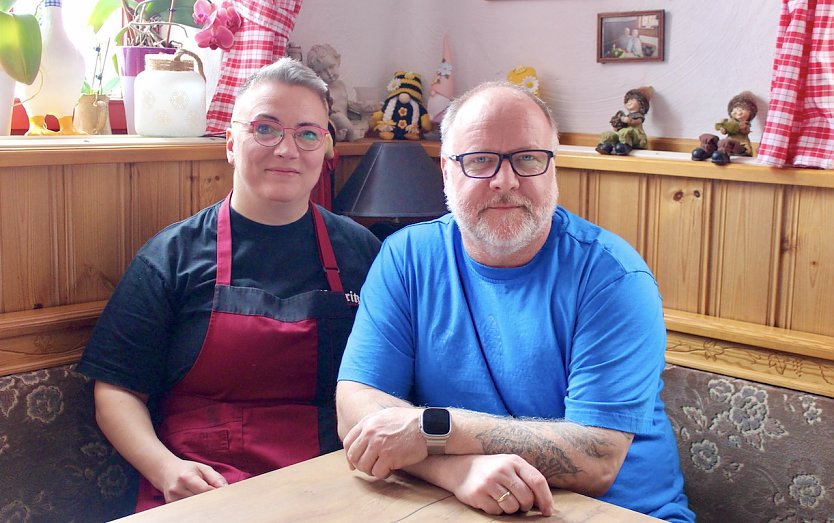 Die Wirtsleute Alexandra und Maik Anton-Dollhofer in ihrem Herzensobjekt, dem Gasthaus "Zur Weintraube" (Foto: Eva Maria Wiegand)
