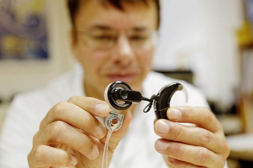 Prof. Sven Koscielny mit einem Cochlea-Implantat (Foto: S&uuml;dharz-Klinikum)
