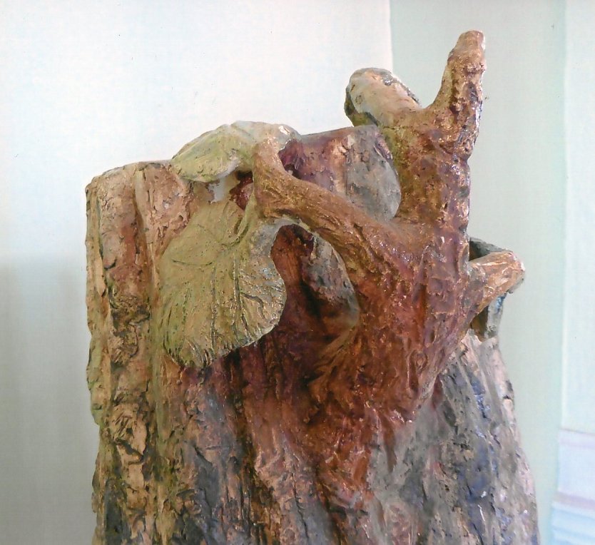 Oberer Teil des Baumtorso mit Blattaustrieb (Foto: Heidelore Kneffel)