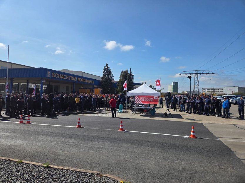 Seit den Mittagsstunden wird bei Schachtbau gestreikt (Foto: privat)