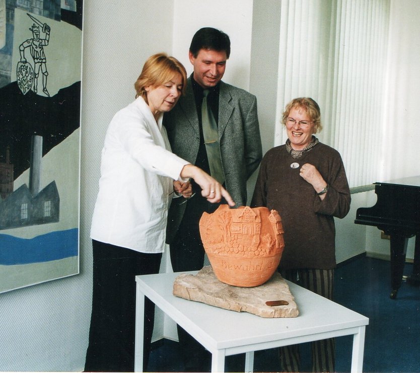Die &Uuml;berreichung der Gro&szlig;en Keramikkugel an die OB Barbara Rinke im Europazimmer des Stadthauses in Nordhausen (Foto: Heidelore Kneffel)