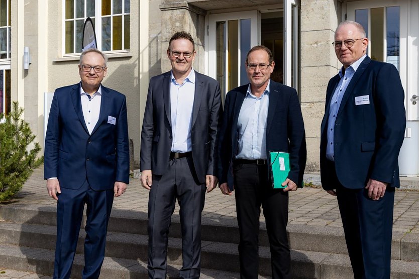 v.l.: Holger Ortleb, Gesch&auml;ftsf&uuml;hrer des Bundesverbandes der Gipsindustrie und der Forschungsvereinigung der Gipsindustrie; Prof. Dr. J&ouml;rg Wagner, Pr&auml;sident der Hochschule Nordhausen; Tilo Kummer, Umweltminister Th&uuml;ringen; Stefan Heyne-Waltenburg, Etex Group. (Foto: Tina Bergknapp)