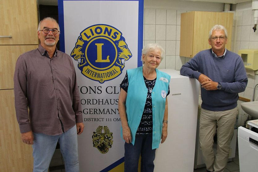 Der Lions Club, hier vertreten durch Ulrich Ebert (rechts) und Ulrich Henne, &uuml;bergaben der Tafel einen brandneuen K&uuml;hlschrank (Foto: agl)