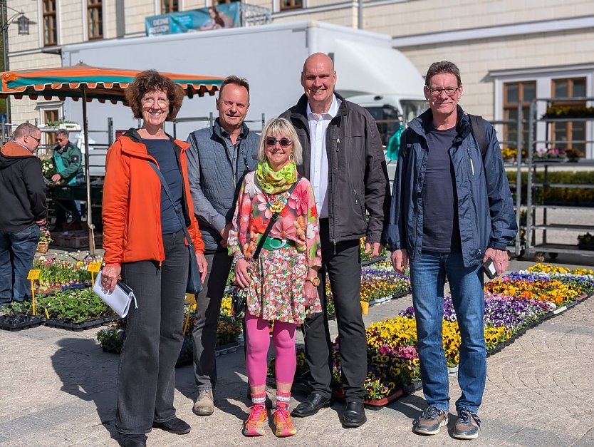 Heidi Schink&ouml;th-Heise (Mitte vorn) &uuml;bergibt die Leitung an Niederlassungsleiterin der Deutschen Marktgilde, Katrin Schiel (li.) im Beisein von B&uuml;rgermeister Steffen Grimm (2.v.re.), Karsten Kleinschmidt (2.v.li.) und dem neuen Marktleiter Heiko Hartwig (re.). (Foto: Janine Skara)