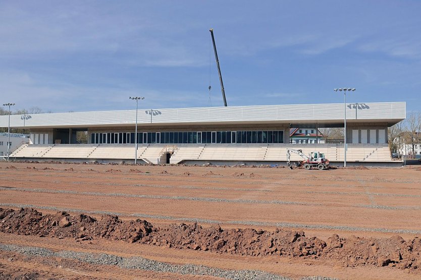 Blick vom k&uuml;nftigen Hauptspielfeld auf die neue Haupttrib&uuml;ne (Foto: privat)