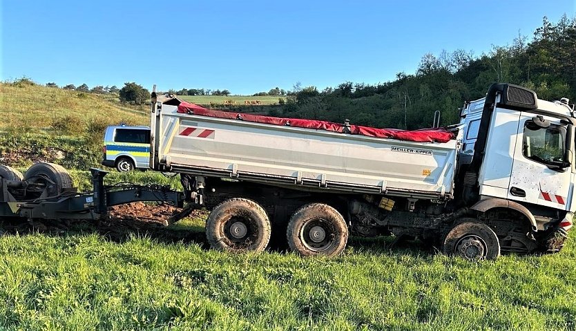 Verunfallter LKW bei Badra (Foto: Polizei)