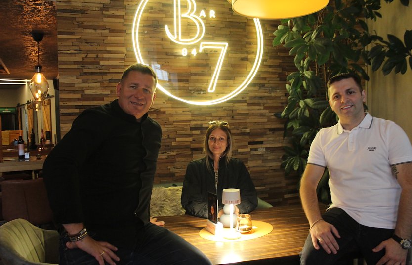 Toni Hyseni, Michelle Sommer und Dili Sadrija in ihrer neuen Bar B7 (Foto: oas)