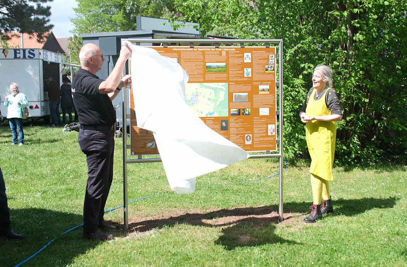 Enth&uuml;llung der Gedenktafel durch Sabine Wegner und Andreas K&ouml;hler (Foto: Peter Blei)