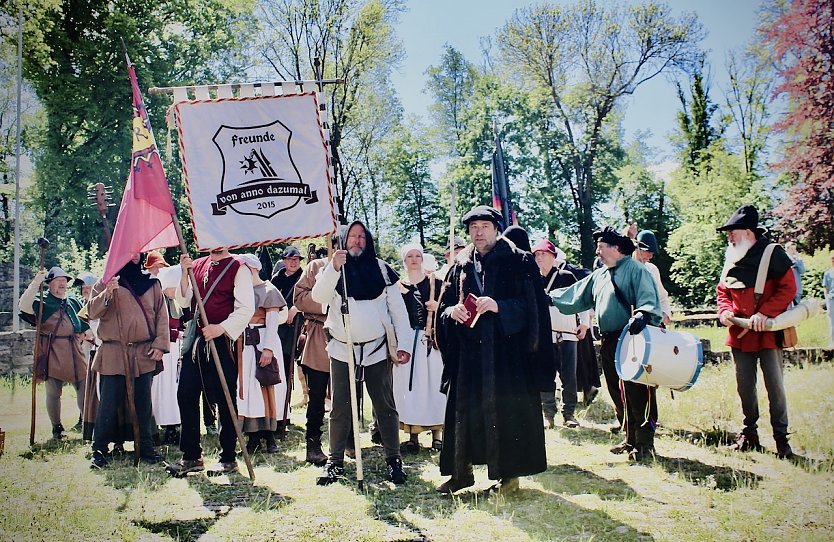 Rund 30 Darsteller in historischen Gew&auml;ndern auf den Spuren von M&uuml;ntzer im Schlosspark in Ebeleben (Foto: Eva Maria Wiegand)