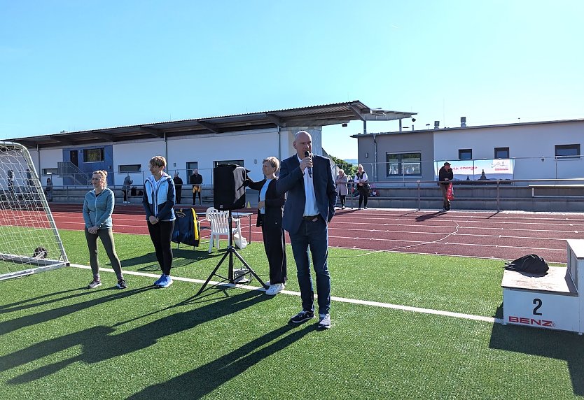 B&uuml;rgermeister Steffen Grimm (rechts) begr&uuml;&szlig;te alle Kinder, Erzieher und Organisatoren des 14. Kita-Sportfestes auf dem G&ouml;ldner. (Foto: Janine Skara)