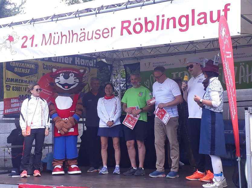Er&ouml;ffnungszeremonie des 21. R&ouml;blinglaufs in M&uuml;hlhausen, u.a. mit Ministerpr&auml;sident, Landrat und "Muskelkater" (Foto: Markus Fromm)