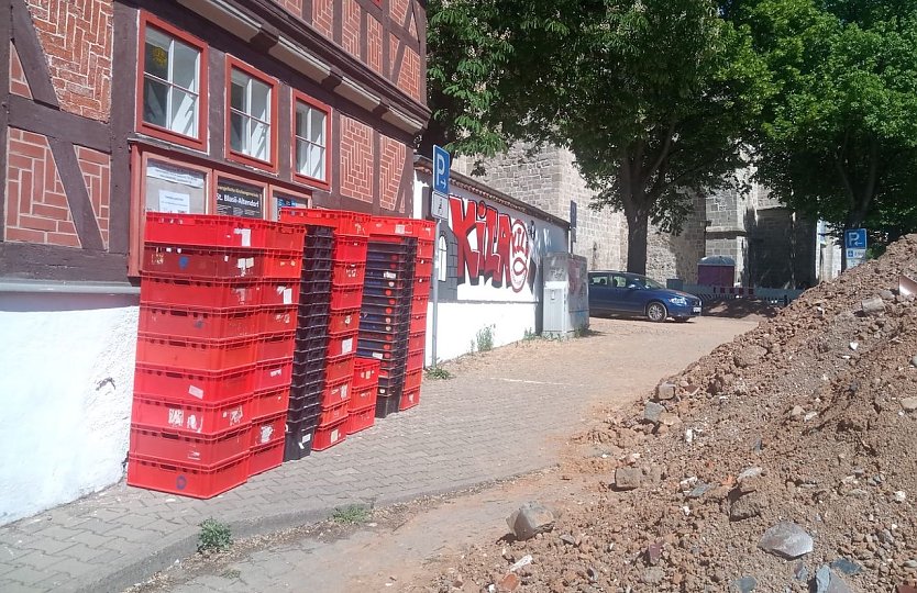 Leere B&uuml;cherkisten warten auf den n&auml;chsten B&uuml;chermarkt (Foto: F.Tuschy)