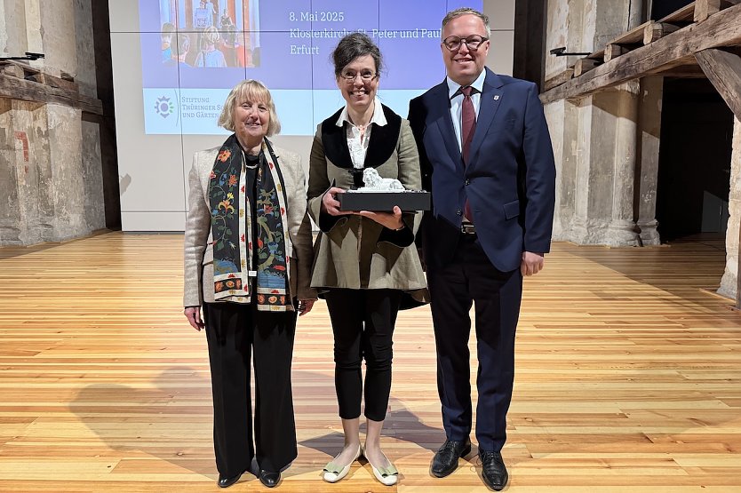 Dr. Doris Fischer, Direktorin der Stiftung Th&uuml;ringer Schl&ouml;sser und G&auml;rten, Katharina Richter, Preistr&auml;gerin des Christian-August-Vulpius-Preises 2025, und Th&uuml;ringer Ministerpr&auml;sident Prof. Dr. Mario Voigt (v.l.n.r.) (Foto: STSG, Uta Kolano)
