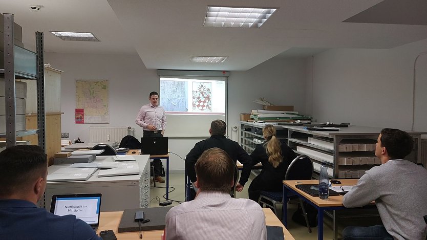 Lernort Stadtarchiv auch f&uuml;r Offizieranw&auml;rter der Bundeswehr - Studentenexkursion vermittelt S&uuml;dharzer Mittelaltergeschichte (Foto: Stadt Nordhausen)