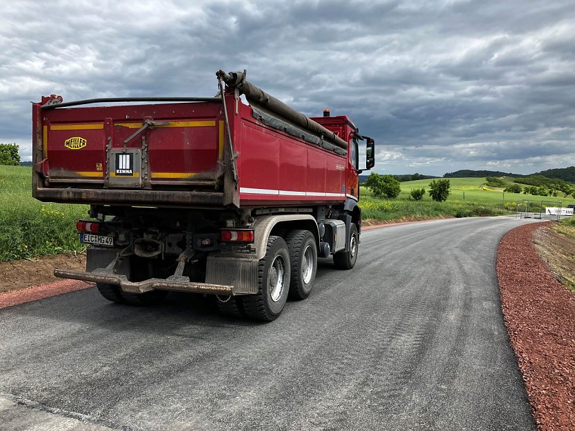 Die Stra&szlig;enreparatur am Erdafll zwischen Steigerthal und Buchholz ist abgeschlossen (Foto: Pressestelle Landratsamt)