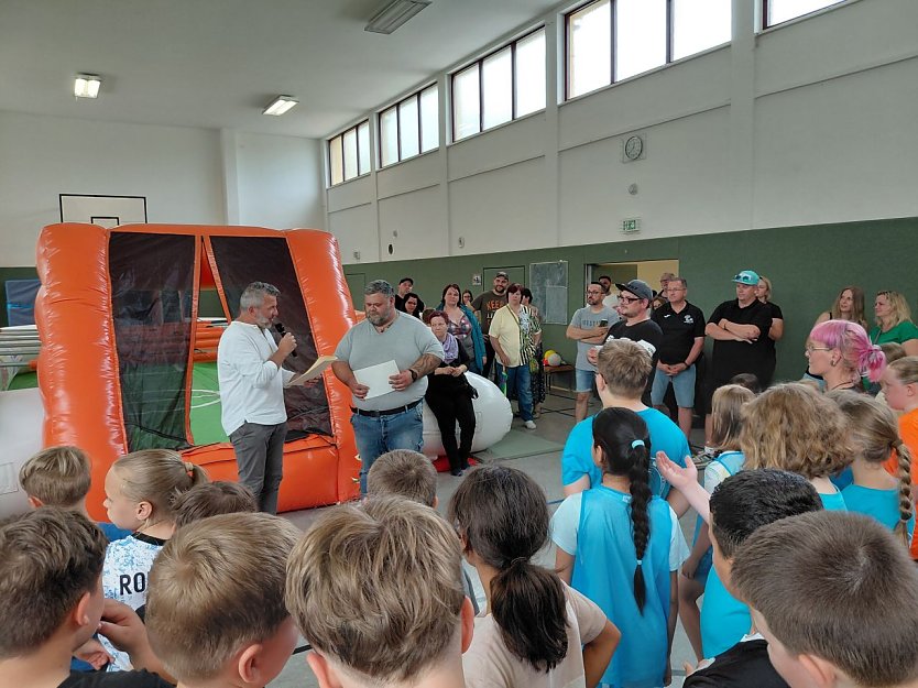 Landrat Thomas Ahke &uuml;berreicht Tobias Benich den Ehrenbrief mit Ehrennadel des Freistaats Th&uuml;ringen (Foto: Markus Fromm)