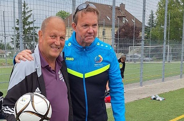 Joachim M&ouml;schl (links) wird von Hardy Krause als Sportlehrer verabschiedet (Foto: Florian Fischer)
