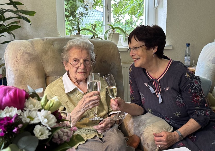 Else Ernst wurde 103 Jahre jung. rechts neben ihr gratuliert Hildegard Seidel  (Foto: Stadtverwaltung Nordhausen)