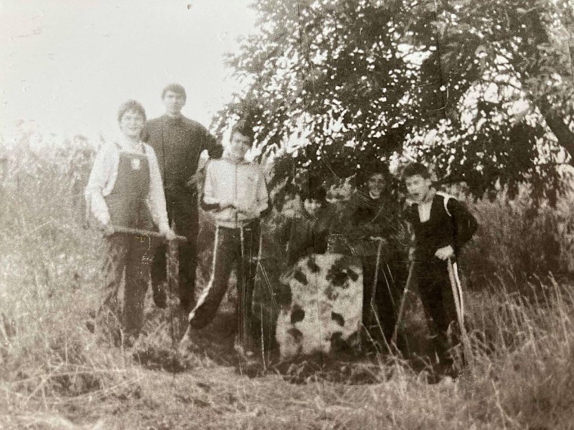 Freilegung und Wiederaufrichtung des Kreuzsteins Anfang der 1980er Jahre (Foto: privat)