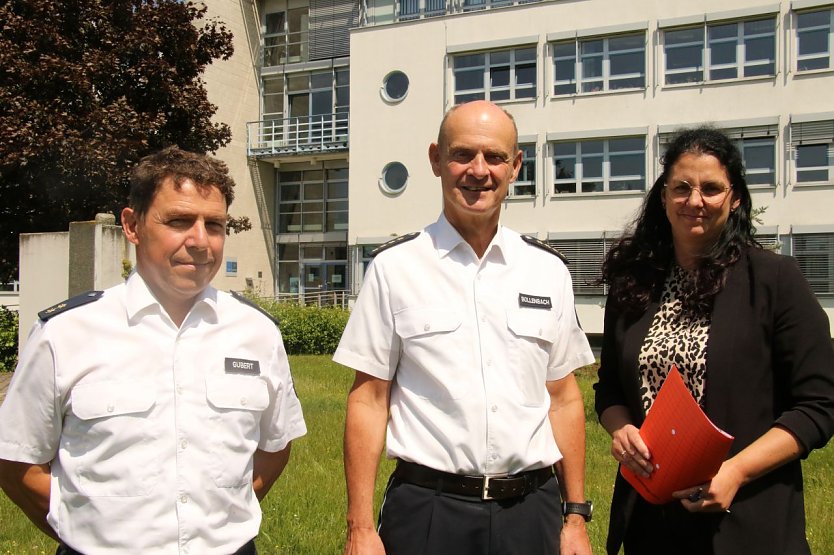 Was ein Polizist darf und wo die Grenzen liegen spielt gerade in der gehobenen Laufbahn eine gro&szlig;e Rolle in der Ausbildung, auch Polizeioberrat Thomas Gubert, Polizeidirektor Matthias Bollenbach und Kriminalhauptkommissarin Monique Telemann m&uuml;ssen die Grundlagen auf dem ff kennen (Foto: agl)
