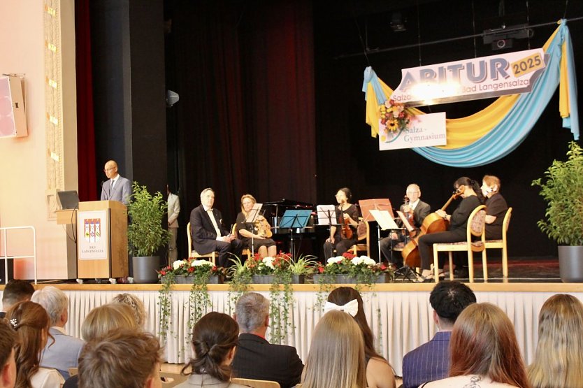 Oberstudiendirektor und Schulleiter des Salza Gymnasiums, Ahmed Eltahir, begr&uuml;&szlig;t die G&auml;ste, Abiturientinnen und Abiturienten im KKZ Bad Langensalza (Foto: Eva Maria Wiegand)