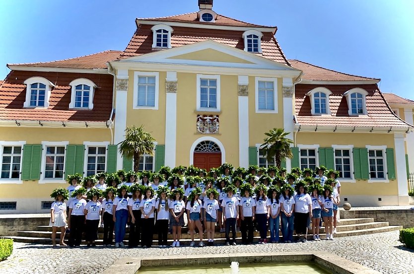 55 frisch gebackene Abiturientinnen und Abiturienten am Friederikenschl&ouml;sschen in Bad Langensalza (Foto: Eva Maria Wiegand)