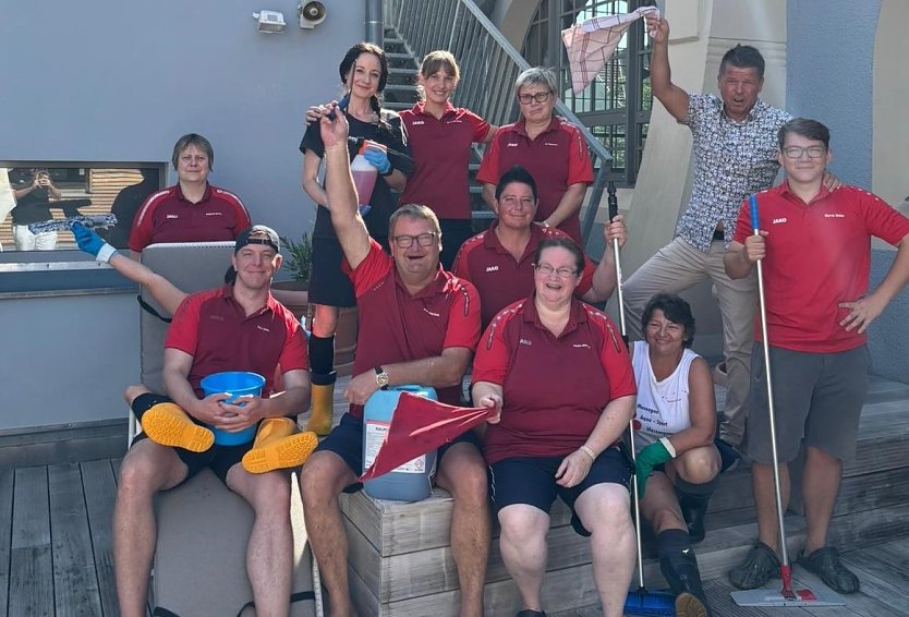 Kurz nahm sich ein Teil des Badehaus-Teams am letzten Revisionstag Zeit f&uuml;r ein gemeinsames Foto: GESCHAFFT! (Foto: Badehaus Nordhausen GmbH)