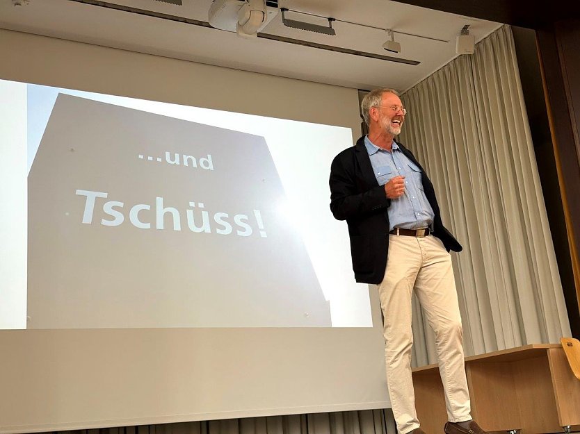 Mit einer feierlichen Veranstaltung im Audimax verabschiedete sich die Hochschule Nordhausen von Prof. Dr.-Ing. Folker Fl&uuml;ggen, der &uuml;ber ein Jahrzehnt den Fachbereich Ingenieurwissenschaften mitpr&auml;gte. (Foto: Nadine Kathrin Luschnat)