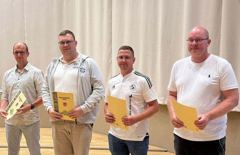 Vereinsvertreter nehmen die Auszeichnung entgegen (Foto: R.Rothe)