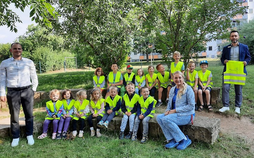 Neue Warnwesten f&uuml;r die Sp&uuml;rnasen (Foto: Stadtverwaltung Nordhausen)