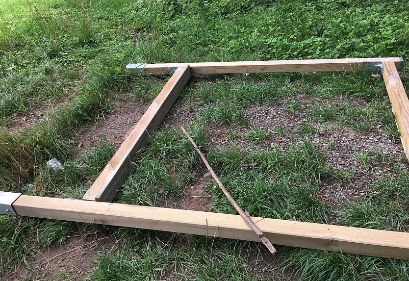 Zerst&ouml;rter Rahmen am Aussichtspunkt bei Neustadt (Foto: P.Sieckel)