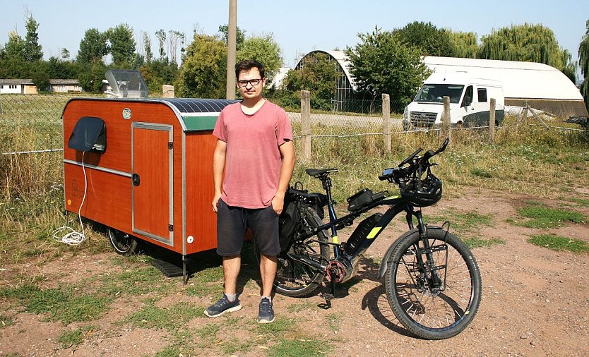 Unterwegs mit dem Fahrrad-Wohnwagen (Foto: Ulrich Reinboth)