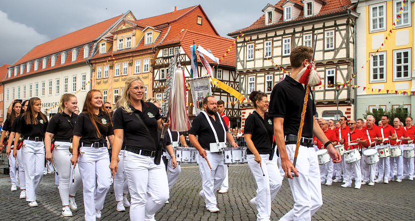 Musikalische Fahnenweihe zur gro&szlig;en Kirmes (Foto: Joerg Esser)