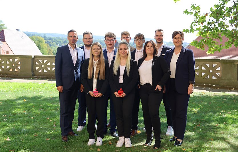 Vorstandsvorsitzenden der Kyffh&auml;usersparkasse Ren&eacute; Leipnitz  (li. 2. Reihe), dem Vorstandsmitglied Sindy Ritzke (vorne rechts), Personalreferentin Frau Deubner (2. von re. Vorne) und der Personalreferentin Franziska Deubner (Foto: Kyffh&auml;user Sparkasse )