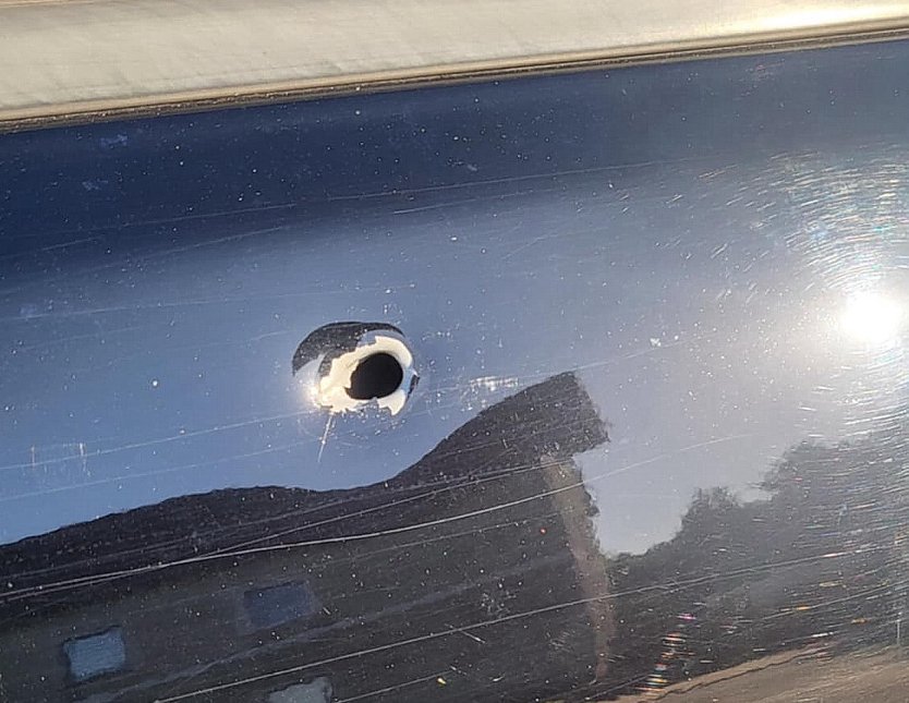 Einschussloch im Auto (Foto: Sebastian Bogner)