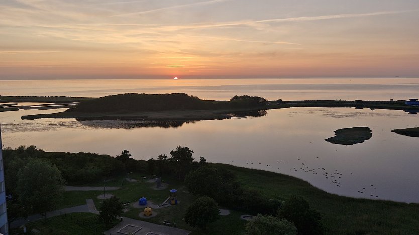 Heiligenhafen mit Blick auf die Ostsee zur Sommersonnenwende (Foto: Rainer Schmalz)
