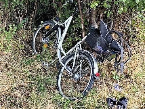 Herrenloses Fahrrad seit Tagen im Wald  (Foto: Polizei)