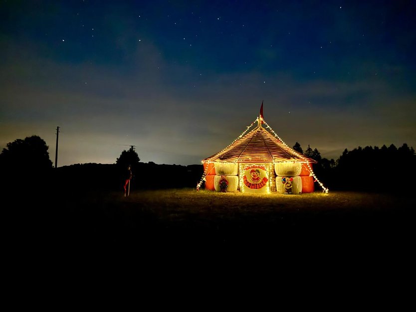 Ein Zirkuszelt aus Stroh erstrahlt im Lichterglanz (Foto: Emma Grabe)