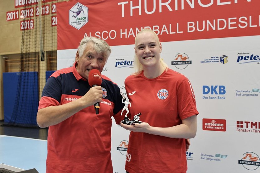HaJo Steinbach &uuml;berreicht die "Torkanone" an die Meistersch&uuml;tzin Johanna Reichert (Foto: Eva Maria Wiegand)