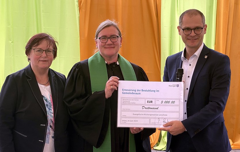 Spendenscheck wird &uuml;bergeben (Foto: R.Englert)