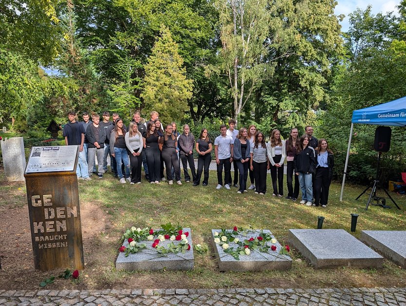 Gemeinsam gedachten die Sch&uuml;ler des Geschichtsprojektes mit Besuchern der Gedenkfeier Heinz Koch und Nikolaus von Halem. (Foto: Janine Skara)