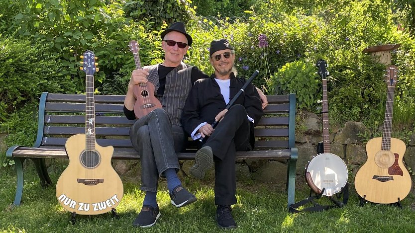 Bild: Die Acoustic � Band NUR ZU ZWEIT beschlie&szlig;t den diesj&auml;hrigen Reigen der beliebten Picknick-Konzerte im Europa-Rosarium Sangerhausen