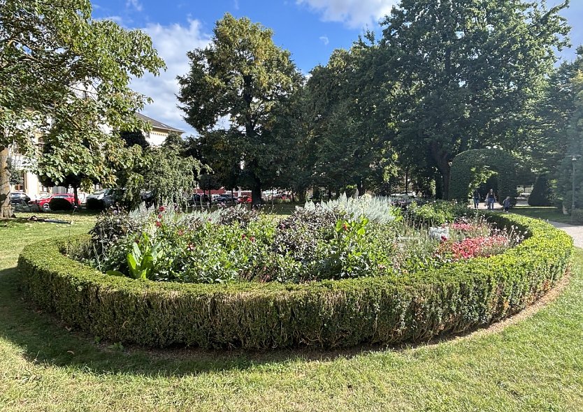 Noch erfreut der Kurpark die Besucher mit einem Blumenmeer. Im Dezember kommen dann die Eissportfreunde im Schl&ouml;sschenpark auf ihre Kosten (Foto: uhz)