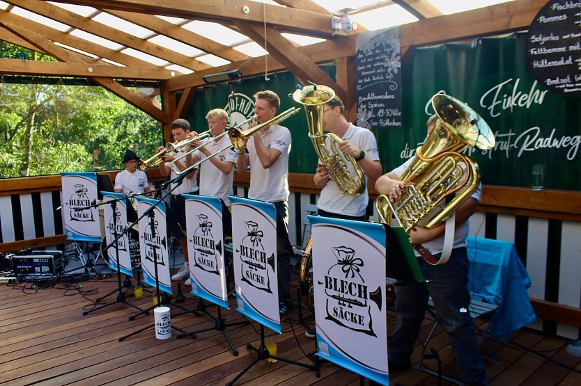 Die Blech S&auml;cke sorgten in der Unstrut-H&uuml;tte f&uuml;r Oktoberfest-Stimmung (Foto: Eva Maria Wiegand)