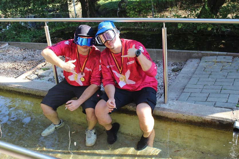 Zwei Promille Racer nach getaner Arbeit im Entm&uuml;dungsbecken (Foto: Eva Maria Wiegand)