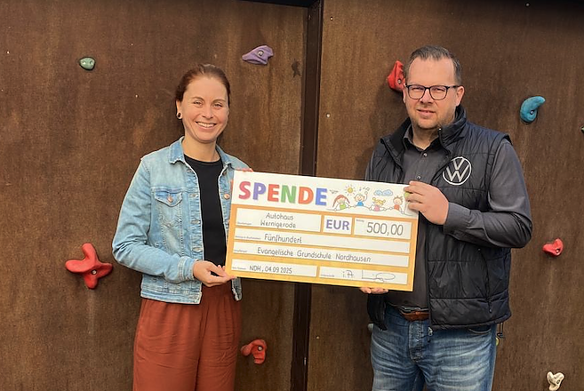  Martin Wiegel vom Autohaus Wernigerode und Schulleiterin der Evangelischen Grundschule Tina Kallmeyer auf dem Schulhof (Foto: Conrad Wolff)