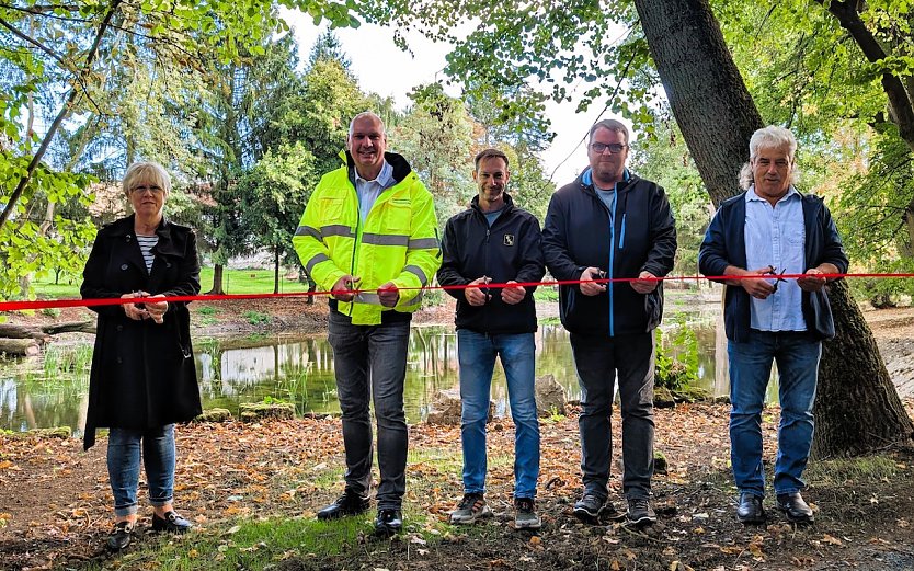 Susanne Pautz-Nissen, Fachbereichsleiterin Tiefbau und Gr&uuml;n der Stadtverwaltung Sondershausen (li.), B&uuml;rgermeister Steffen Grimm (2.v.li.), Bauleiter Thomas K&auml;stner (Mitte), Bauingenieur Stephan W&auml;chter und Rainer Gschwind, ehemaliger Ortsteilb&uuml;rgermeister, weihten gemeinsam die Parkteiche in Thalebra ein. (Foto: Janine Skara)